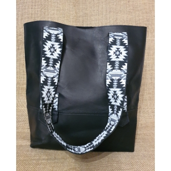 Duża etniczna czarna skórzana torba na ramie z pasem chumbi .